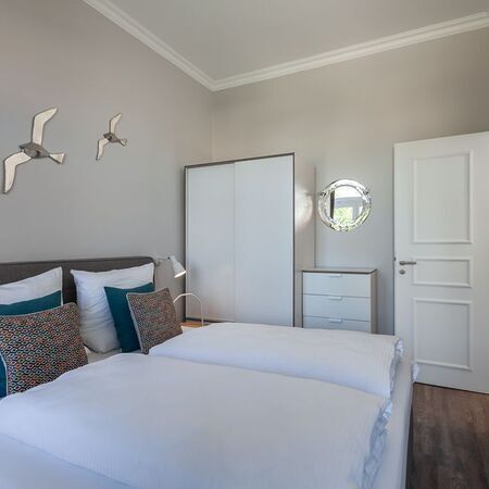 Das Schlafzimmer des Appartements Flamingo mit Kleiderschrank