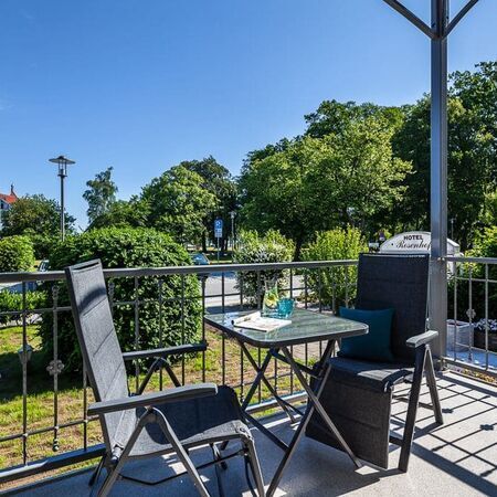 Der Balkon des Appartements Flamingo mit zwei Stühlen und einem Tisch