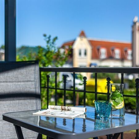 Der Balkon des Appartements Flamingo mit einem Stuhl und einem Tisch  in Nahaufnahme
