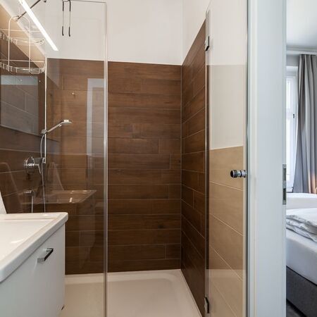 Das Badezimmer mit Dusche im Appartement Flamingo