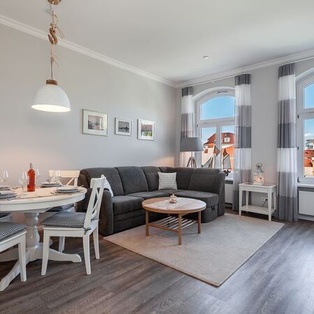 Appartement Gloria - Helles und modernes Wohnzimmer mit Essbereich und großen Fenstern