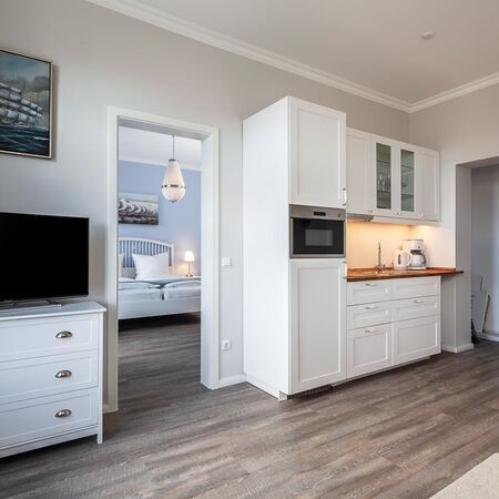 Appartement Gloria - Moderne Küche mit Wohnzimmeransicht und eleganter Einrichtung