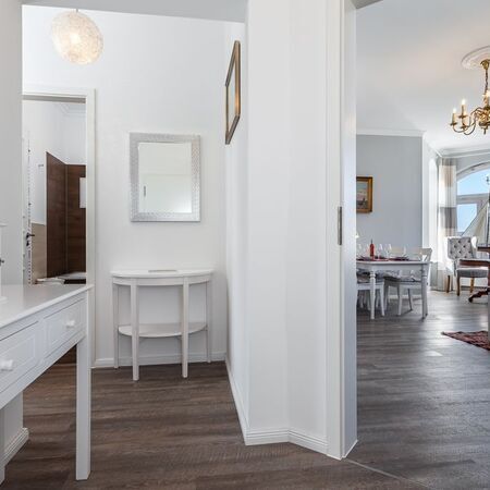 Appartement Lolita - Heller Flur mit Essbereich in modernem Wohnraum