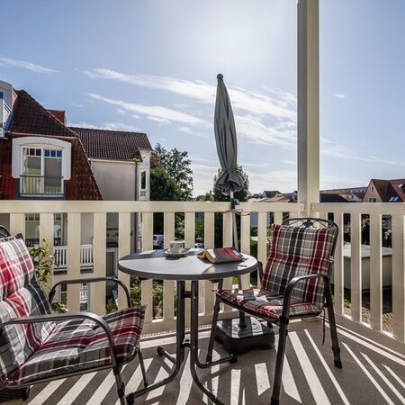 Appartement Lolita - Entspannungsbereich auf dem Balkon mit Tisch und Stühlen