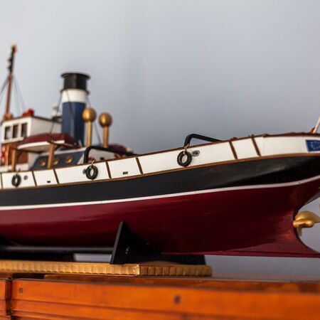 Appartement Lolita - Detailaufnahme eines Modellschiffs mit deutscher Flagge auf einem Regal