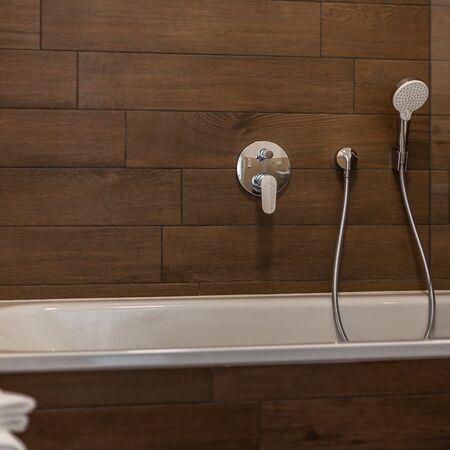 Appartement Lolita - Badewanne mit eleganter Brause und Holzverkleidung