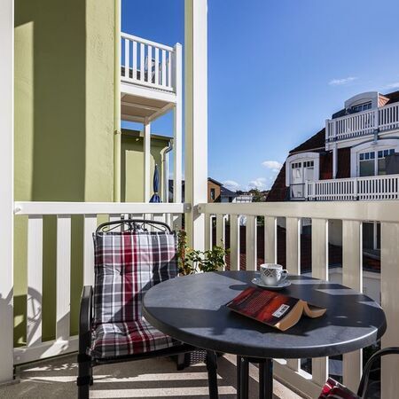 Appartement Lolita - Sonniger Balkon mit Blick auf die Nachbarschaft und blauem Himme