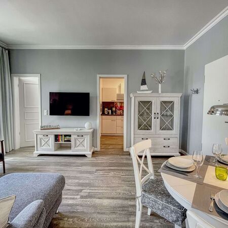 Appartement Kronenburg - Elegante Dekoration in einem modernen Wohnraum mit Kunstwerk
