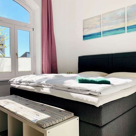 Appartement Kronenburg - Komfortables Bett mit frischen Bettwäsche in einem stilvollen Schlafzimmer
