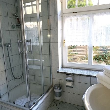Sauberes Badezimmer mit modernen Annehmlichkeiten und Handtüchern
