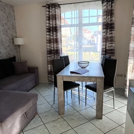 Komfortables Wohnzimmer mit Sofa und Tisch