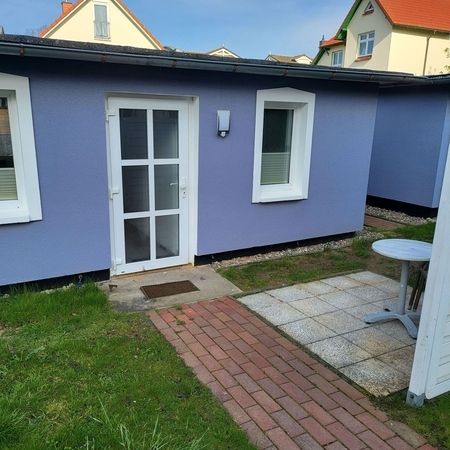 TW 103 Rosenhof Appartement - Pflasterweg zum blauen Haus mit Rasen