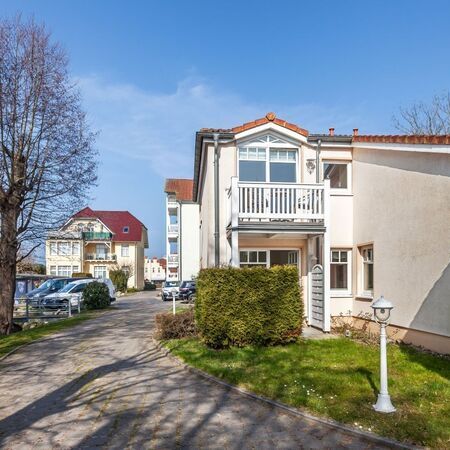 Einfamilienhaus mit grünem Garten und Parkplätzen