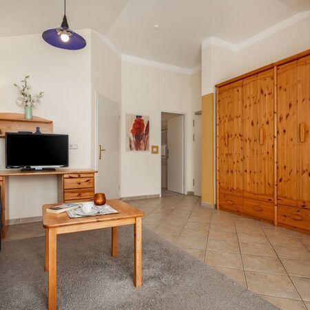 Wohnbereich mit angrenzender Küche und modernem Design