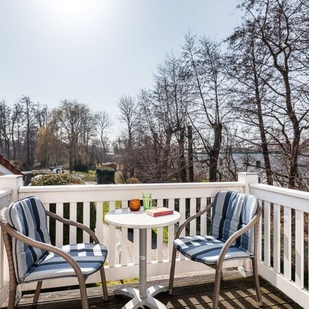 Balkon mit Pflanzen und einem kleinen Tisch für Erholung