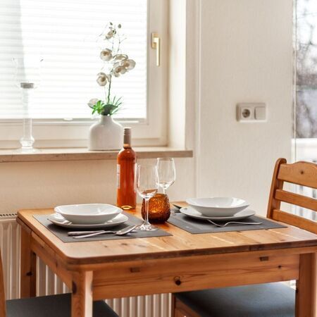 Gemütliche Essenssituation mit gedecktem Tisch und Pflanzen