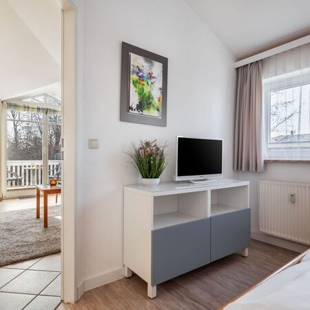 Gemütliches Wohnzimmer mit Pflanzen und Fernseher