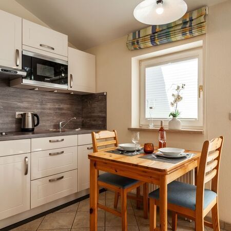 Moderne Küche mit Holzstühlen und Tisch