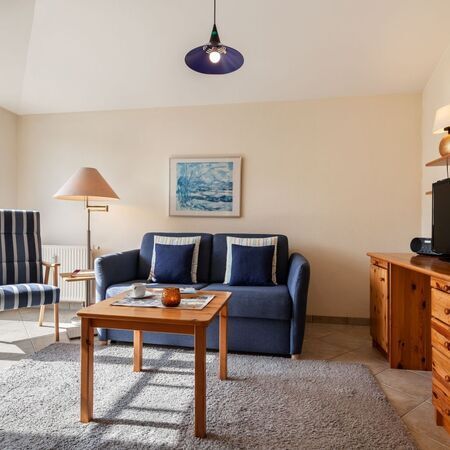 Wohnzimmer mit Kunstwerk an der Wand und gemütlicher Atmosphäre