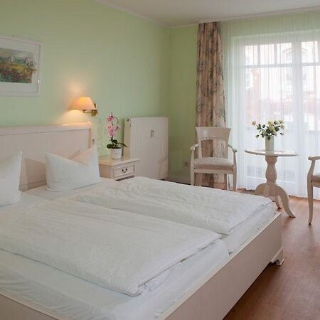 Schlafzimmer mit dekorativen Pflanzen und natürlichem Licht