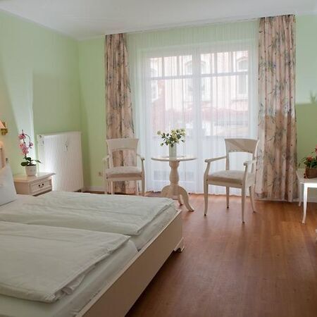 Stilvolles Wohnzimmer mit Pflanzen und einem kleinen Tisch