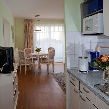 Helle Küche mit Blick auf den Essbereich