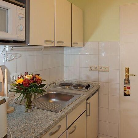 Innenansicht einer gemütlichen Küche mit Kochfeld