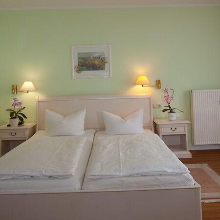 Komfortables Schlafzimmer mit großen Kissen und sanfter Beleuchtung