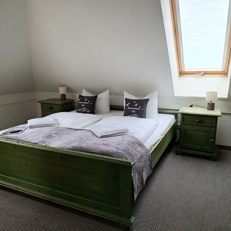 Schlafzimmer mit Fenster und gemütlicher Einrichtung