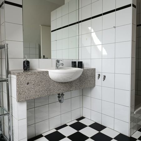 Badezimmer mit einem klassischen Schwarz-Weiß-Fliesenmuster