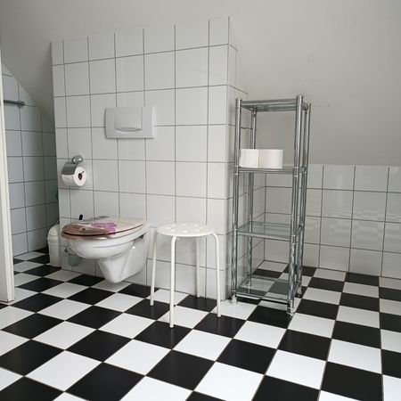 Minimalistisches Badezimmerdesign mit sauberem, modernen Look