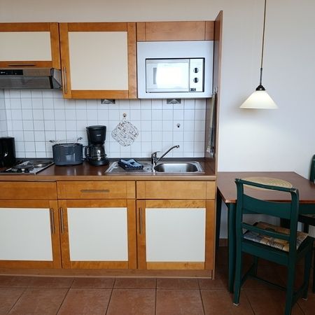 Küchenbereich mit einem Esstisch und Stühlen in einer gemütlichen Wohnung