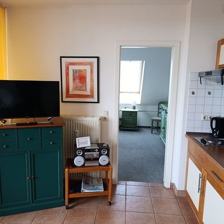 Offener Raum mit Tür zu einem anderen Zimmer