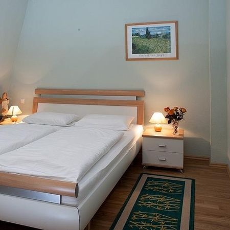 Komfortables Doppelbett in einem gemütlichen Schlafzimmer