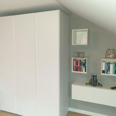 Schrank und Regale in einem modernen Wohnraum