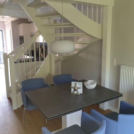 Minimalistische Inneneinrichtung mit Treppe und Essbereich