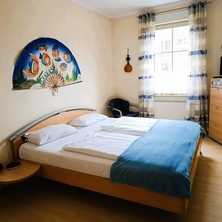 Stilvolle Zimmerdekoration mit einem Wandgemälde und einem modernen Möbelstück