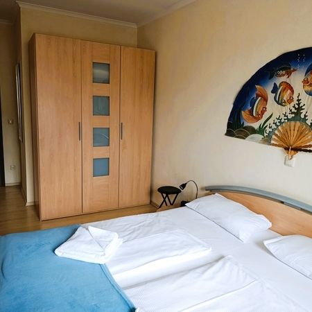 Einladendes Schlafzimmer mit frischen Handtüchern und geschmackvoller Dekoration