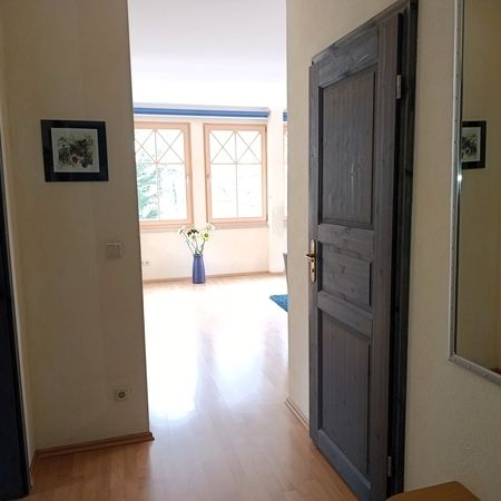 Ein einladender Flur mit natürlichem Licht und Dekoration