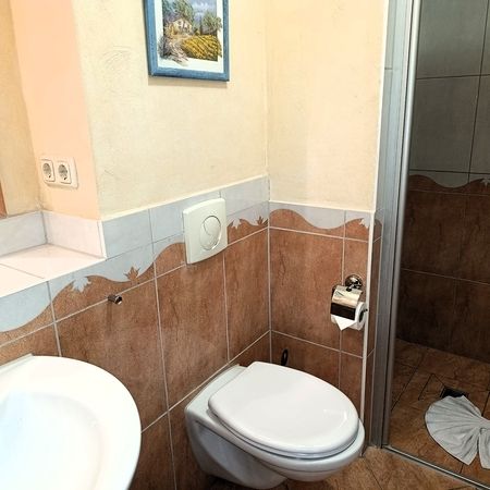 Dusche im Badezimmer mit Handtuch