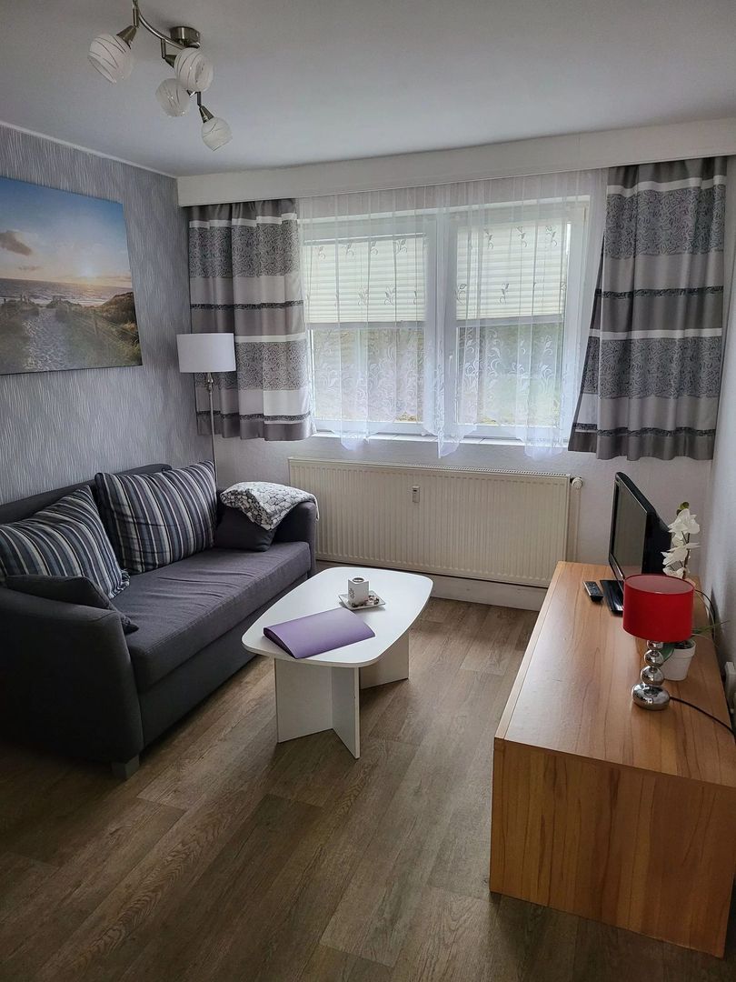TW 103 Rosenhof - Helles Wohnzimmer mit dekorativen Elementen und angenehmer Atmosphär