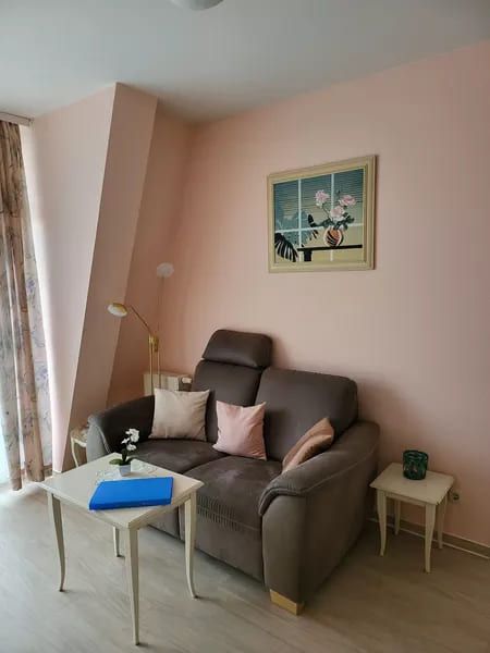 Nr. 08 Rosenhof - Gemütliches Wohnzimmer mit grauem Schlafsofa und dekorativen Kissen
