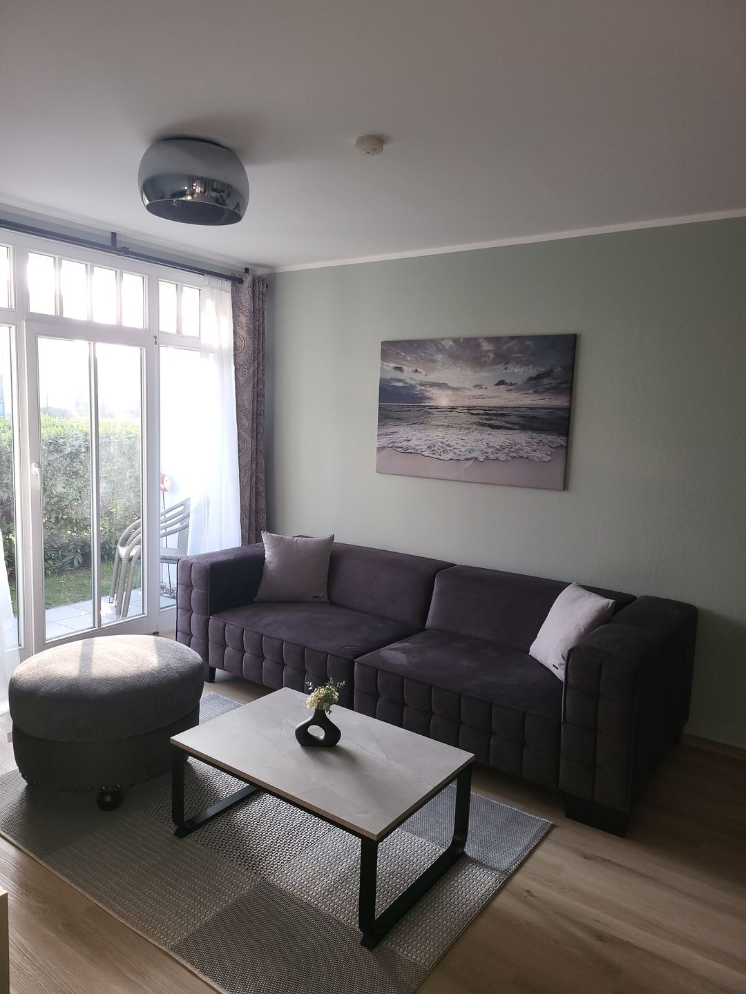 Nr. 17 Rosenhof - Entspannendes Wohnzimmer mit bequemen Möbeln und einladender Atmosphäre