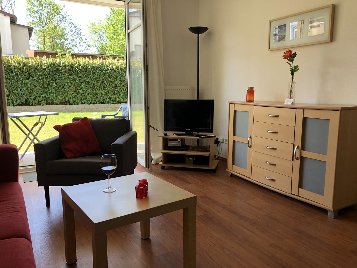 Helles Wohnzimmer mit Blick auf den Garten und moderner Einrichtung