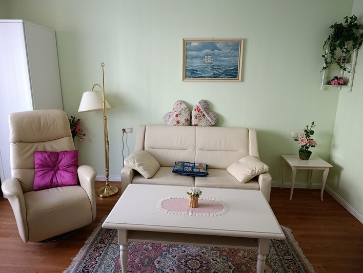 Träumerei Rosenhof - Stilvolles Wohnzimmer mit hellen Farben und modernen Möbeln