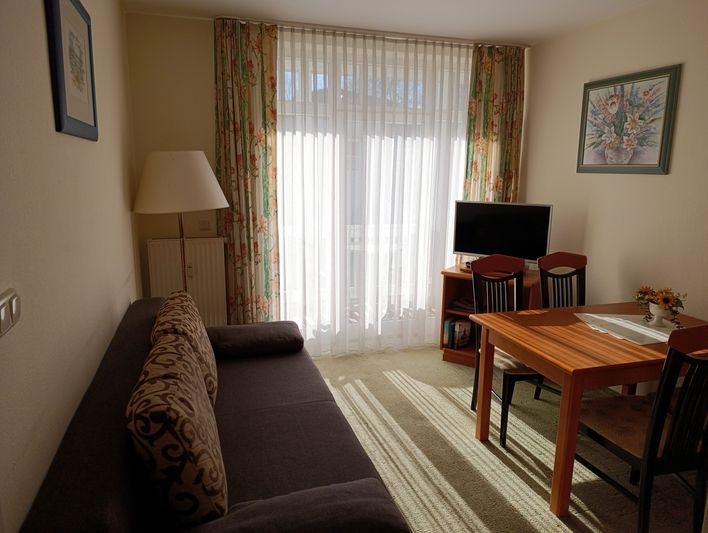 Nr. 06 Rosenhof - Gemütliche Ecke im Wohnzimmer mit natürlichem Licht