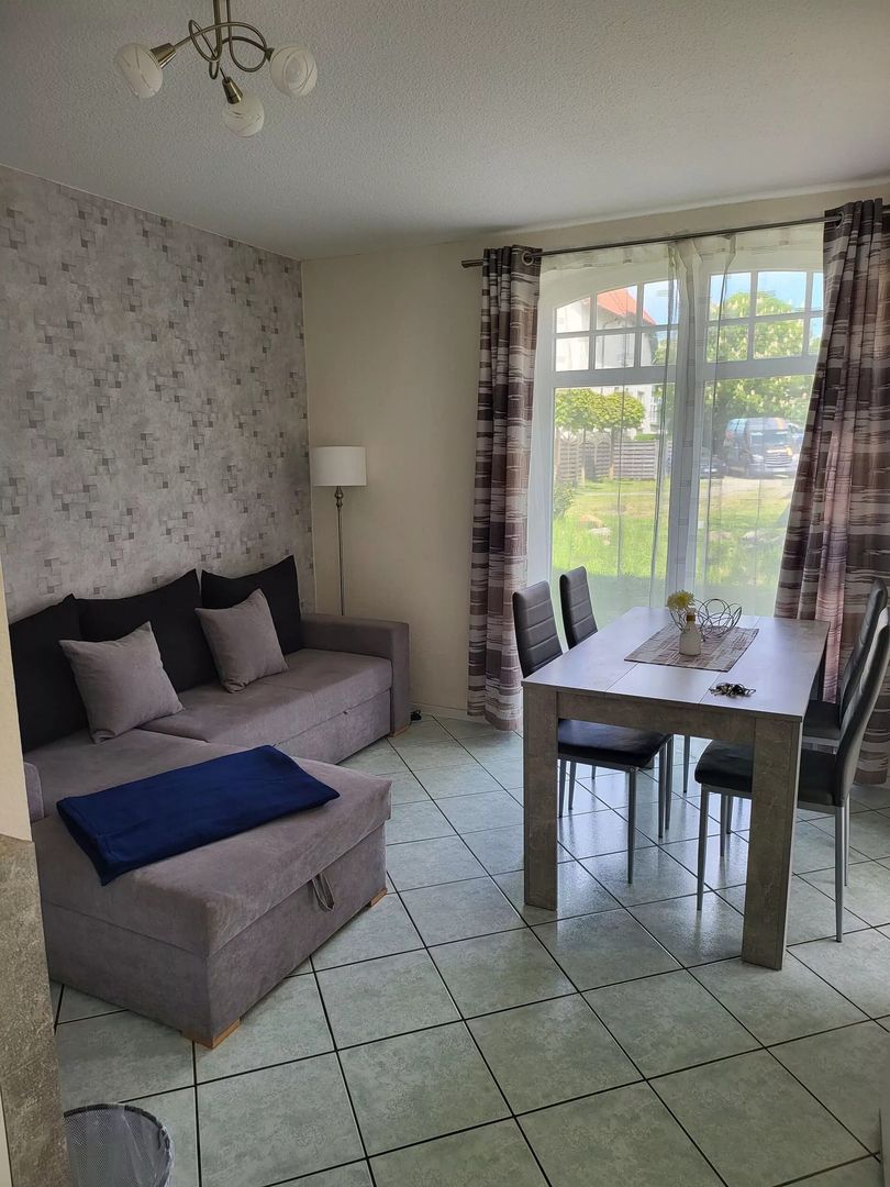 TW 110 Rosenhof - Modernes Wohnzimmer mit stilvollen Vorhängen und dekorativen Elementen