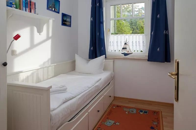 Nr. 03 Rosenhof - Einladendes Kinderzimmer mit Bücherregal und Fensterblick