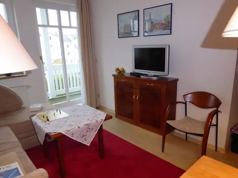Nr. 04 Rosenhof - Wohnzimmer dekoriert mit Bildern an der Wand