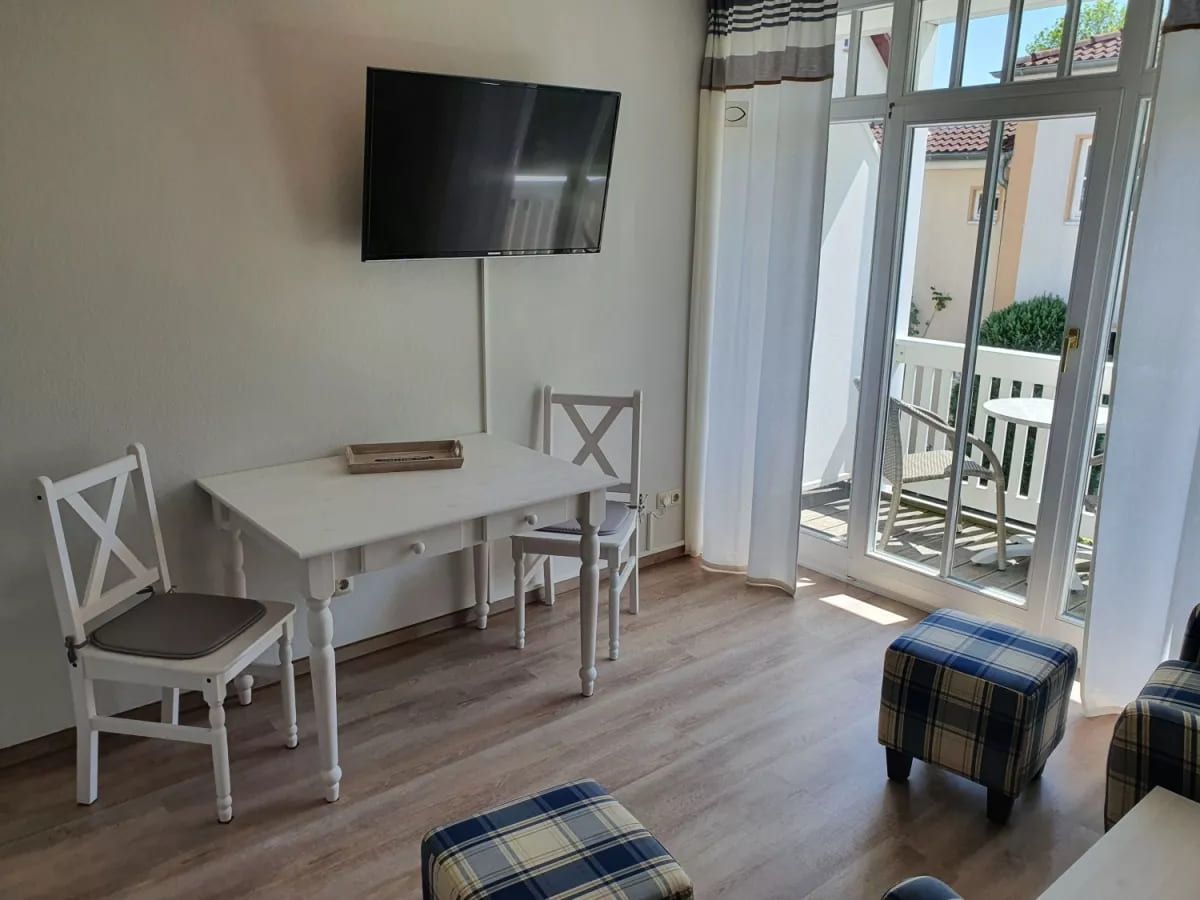 Nr. 05- Dünenrose Rosenhof - Gemütliches Wohnzimmer mit Plaid-Hockern und Tisch
